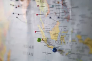 Γιατί η «χαμηλή» Πράσινη Περίοδος στη Νοτιοανατολική Ασία (Ιούλιος–Σεπτέμβριος) μπορεί να είναι πιο ασφαλής για ταξιδιώτες μόνοι τους: Μια αντισυμβατική ματιά του 2026 στα μοτίβα απάτης σε Bangkok, Bali και Ho Chi Minh City