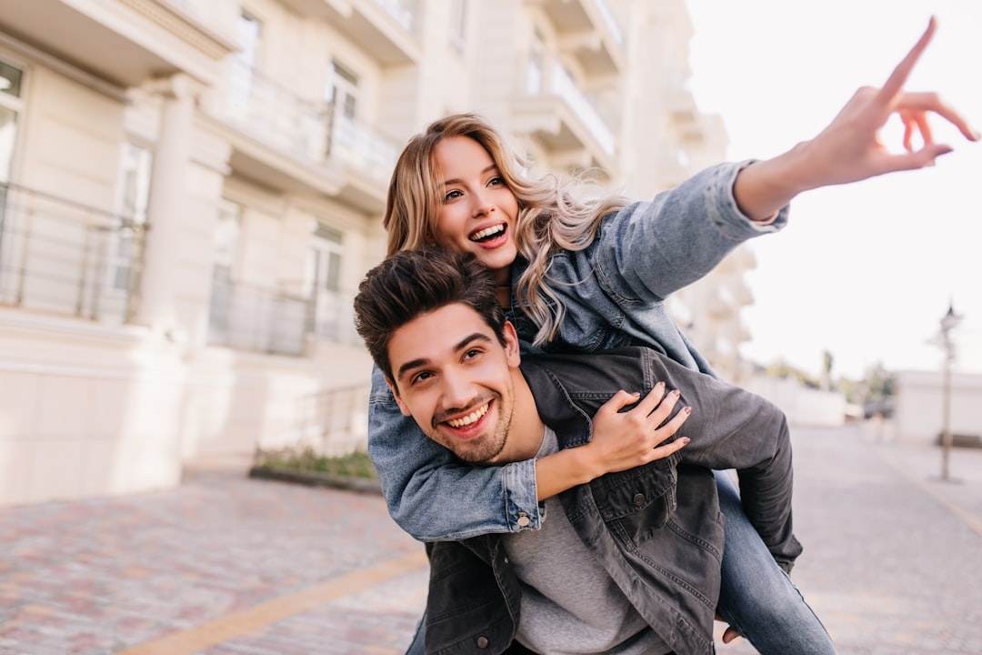 **Cheap flights strategy for couples: the 9 most expensive mistakes (split-ticket vs single ticket, baggage bundling, layover timing) using examples from London–Istanbul and Berlin–Athens routes**
