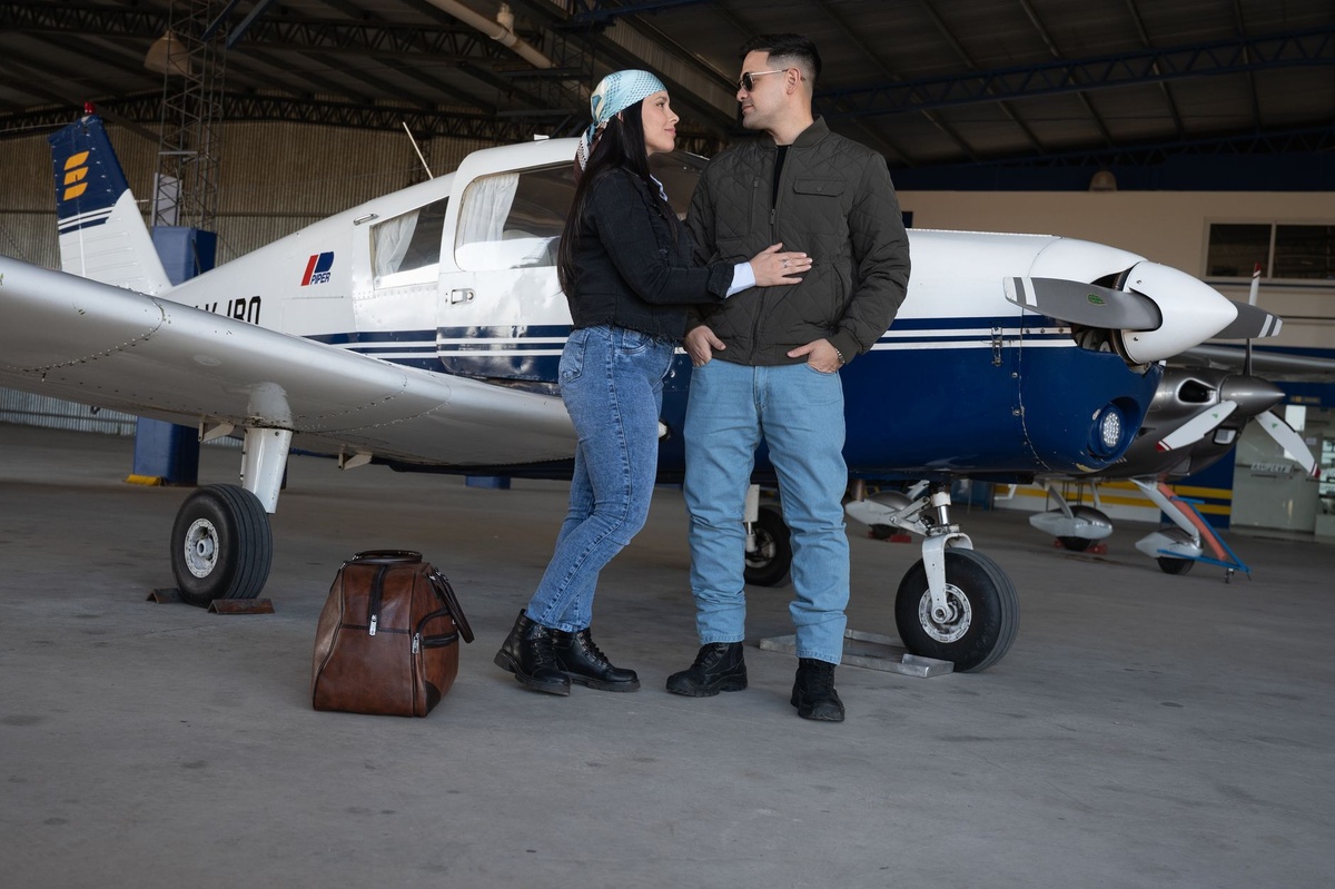 **Estrategia de vuelos baratos para parejas: los 9 errores más caros (billete combinado vs billete único, paquetes de equipaje, momento de las escalas) usando ejemplos de las rutas London–Istanbul y Berlin–Athens**