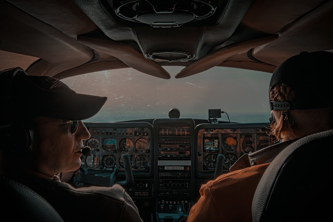 **Estrategia de vuelos baratos para parejas: los 9 errores más caros (billete combinado vs billete único, paquetes de equipaje, momento de las escalas) usando ejemplos de las rutas London–Istanbul y Berlin–Athens**