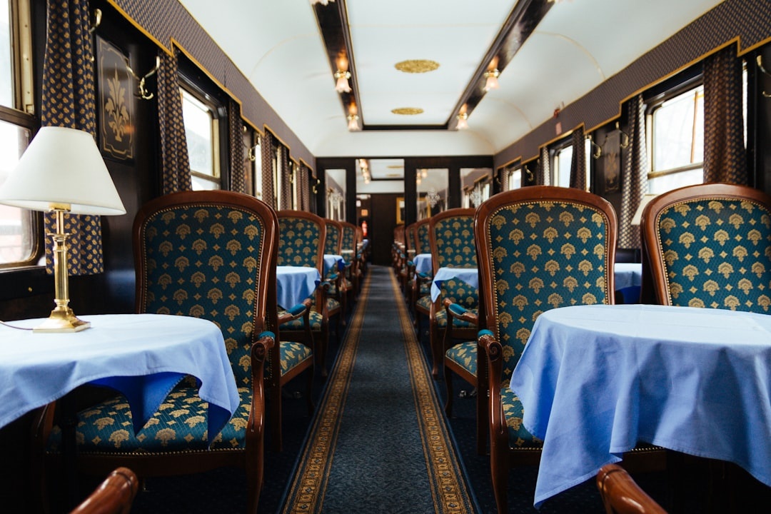 **Planificación de luna de miel de lujo con trenes basados en datos (2026): Cómo elegir rutas como Venecia→París, Viena→Salzburgo→Múnich y el Orient Express—Usando benchmarks de Precio/Tiempo/Upgrade**