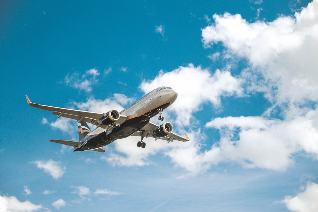 Vuelo retrasado o cancelado? Explicación de los derechos de tu pasajero aéreo: compensación EU261 hasta 600 EUR, qué debe la aerolínea en el aeropuerto, guía paso a paso para reclamar y cuándo vale la pena usar un servicio como AirHelp (2026)