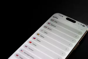 Πώς να Ρυθμίσετε ένα eSIM σε iPhone και Android για Οικογένεια Τεσσάρων: Ένας Αναλυτικός Οδηγός 2026 για τη Μείωση των Πλαστικών SIM και την Ασφαλή Σύνδεση των Παιδιών στο Εξωτερικό