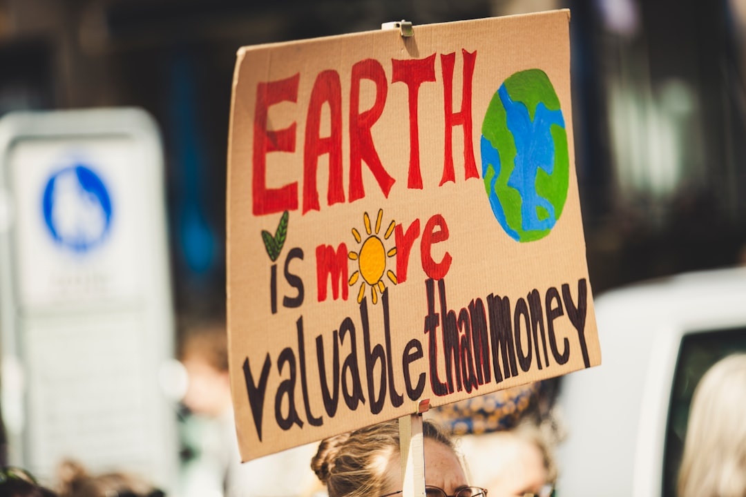 El Paradoja de la Sostenibilidad: Por Qué los Boomers Son Más Verdes que la Gen Z en la Carretera, y Qué 74% de los Viajeros Ahora Revisa Sobre el Clima Extremo Antes de Reservar