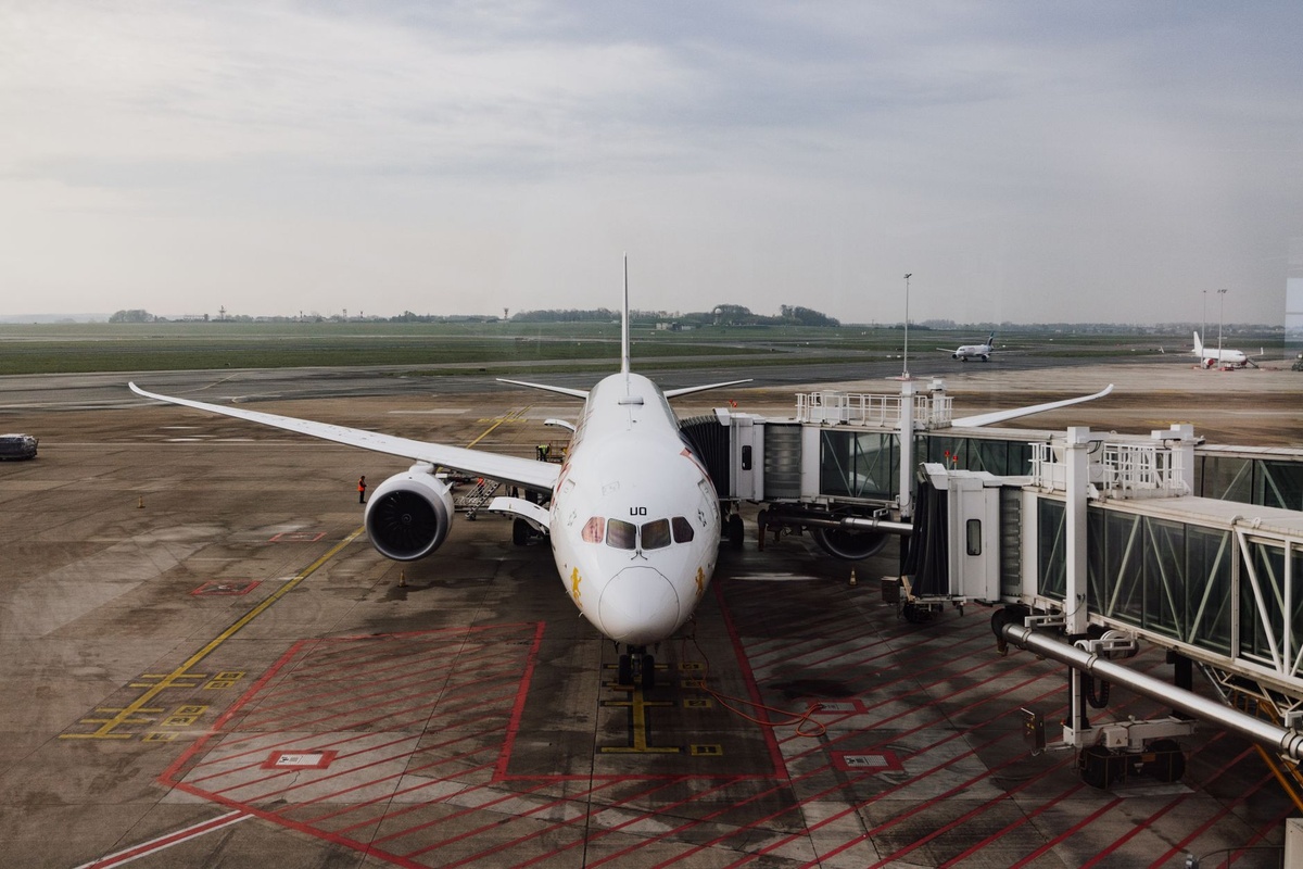 Which are the busiest airports in the EU for commercial flights?
