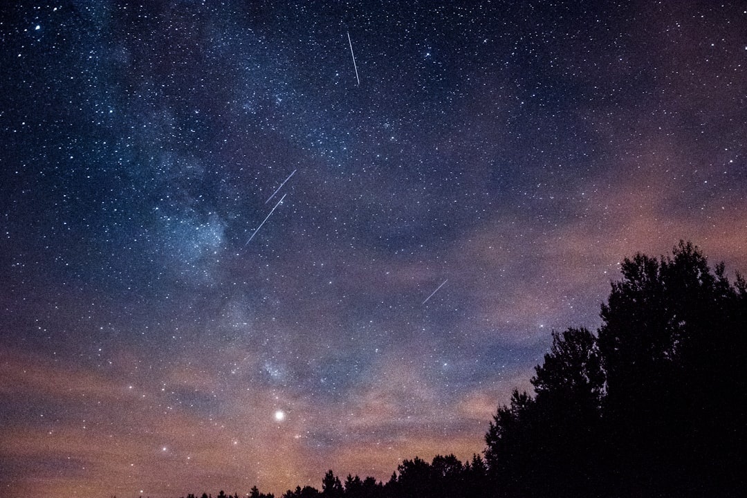 Why August’s Perseids Meteor Shower Is the Worst Time for Night Photography in the Dolomites — And Why Late September New Moons Deliver Clearer Milky Way Shots
