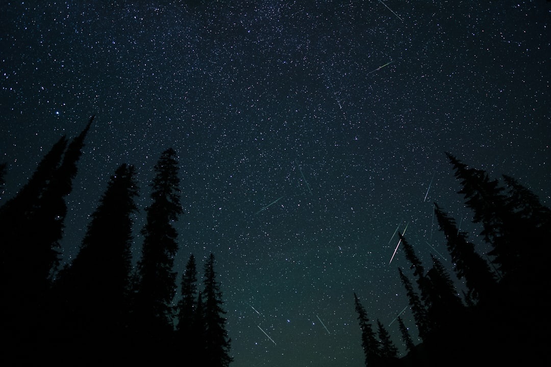 Por qué la lluvia de meteoros Perseidas de agosto es el peor momento para la fotografía nocturna en los Dolomitas — y por qué las lunas nuevas de finales de septiembre ofrecen Vías Lácteas más nítidas