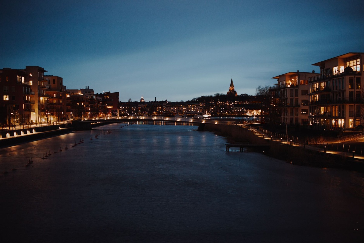 Caledonian Sleeper vs Stockholm–Narvik Night Train vs Nightjet to the Alps: Comparing Europe’s Scenic Sleeper Stays by Private-Cabin Price, Sleep Quality, Views, Showers, and First-Timer Ease