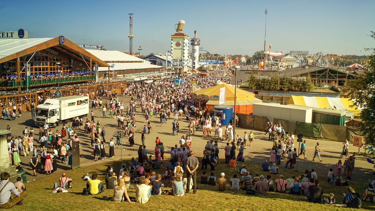 Wie Sie das Oktoberfest in München alleine sicher besuchen: Ein Schritt-für-Schritt-Guide für alleinreisende Frauen 2026 mit Infos zu Zeltreservierungen, Getränketracking, Taschenregeln, Nachtzügen und Notfallkontakten