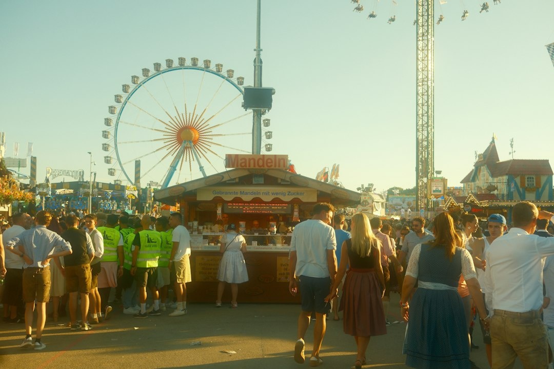 Wie Sie das Oktoberfest in München alleine sicher besuchen: Ein Schritt-für-Schritt-Guide für alleinreisende Frauen 2026 mit Infos zu Zeltreservierungen, Getränketracking, Taschenregeln, Nachtzügen und Notfallkontakten