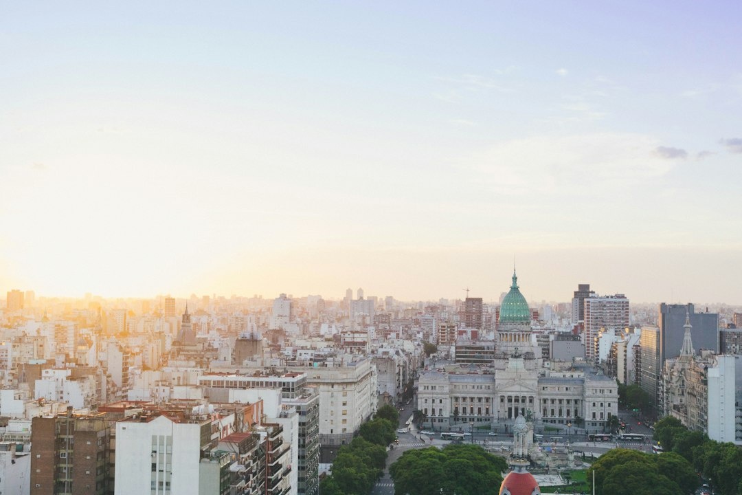 Come costruire un itinerario gastronomico da soli a Buenos Aires a settembre: percorso step-by-step di 5 giorni con clima primaverile, prenotazioni in parrilla, giorni di mercato, alternative per la pioggia e costi giornalieri