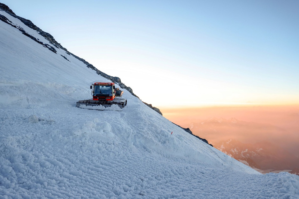 How to Plan a Budget Off-Piste Ski Week in Bansko: Step-by-Step Snow-Window Selection, Avalanche Training, Guide Booking, Gear Rental, and January–March Costs