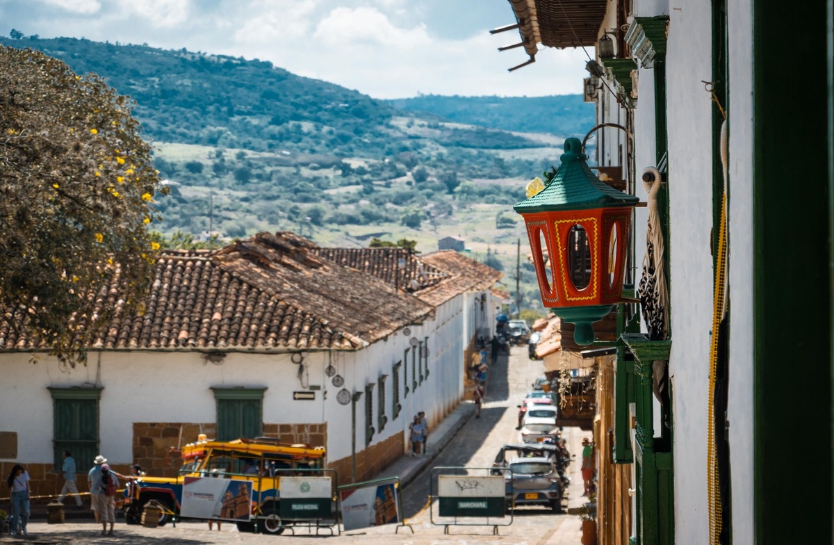 Wie man Kolumbien 2026 zum ersten Mal sicher bereist: Schritt-für-Schritt-Plan Bogotá–Medellín–Salento–Cartagena mit sicheren Vierteln, Nachtbus-Alternativen, Taxi-Apps, Betrug und Notfallkontakten