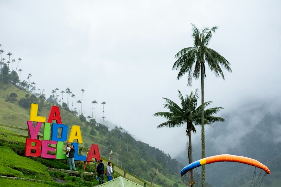 Wie man Kolumbien 2026 zum ersten Mal sicher bereist: Schritt-für-Schritt-Plan Bogotá–Medellín–Salento–Cartagena mit sicheren Vierteln, Nachtbus-Alternativen, Taxi-Apps, Betrug und Notfallkontakten