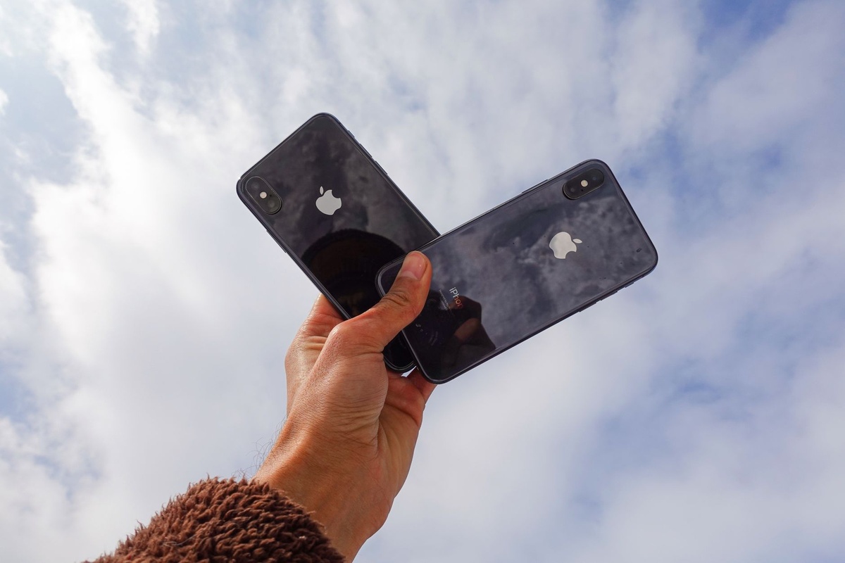 iPhone Handoff will seamlessly share one number between two phones