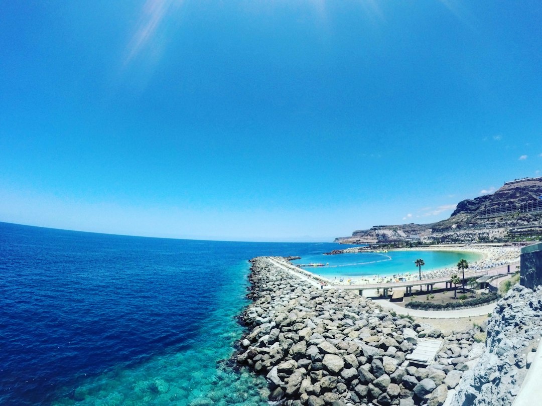 Madeira vs Creta vs Gran Canaria para una workation de slow travel de 30 días: comparación de coworking, caminabilidad, rutinas de bienestar, velocidades de internet, alquiler de septiembre y vida sin coche