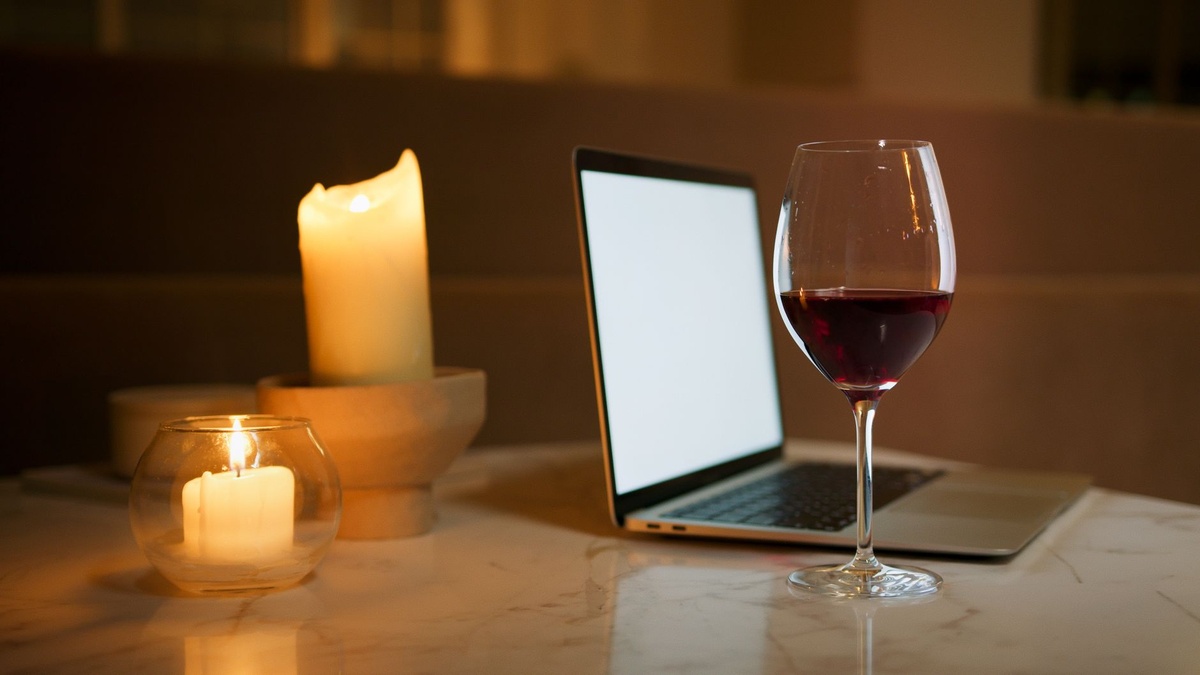 Can You Work Remotely From a Luxury Glass Igloo in Finnish Lapland? A Seven-Night October Case Study Covering Wi-Fi Tests, Aurora-Cabin Rates, Ergonomic Gear, Cold-Weather Packing, Transfers, and Total Cost
