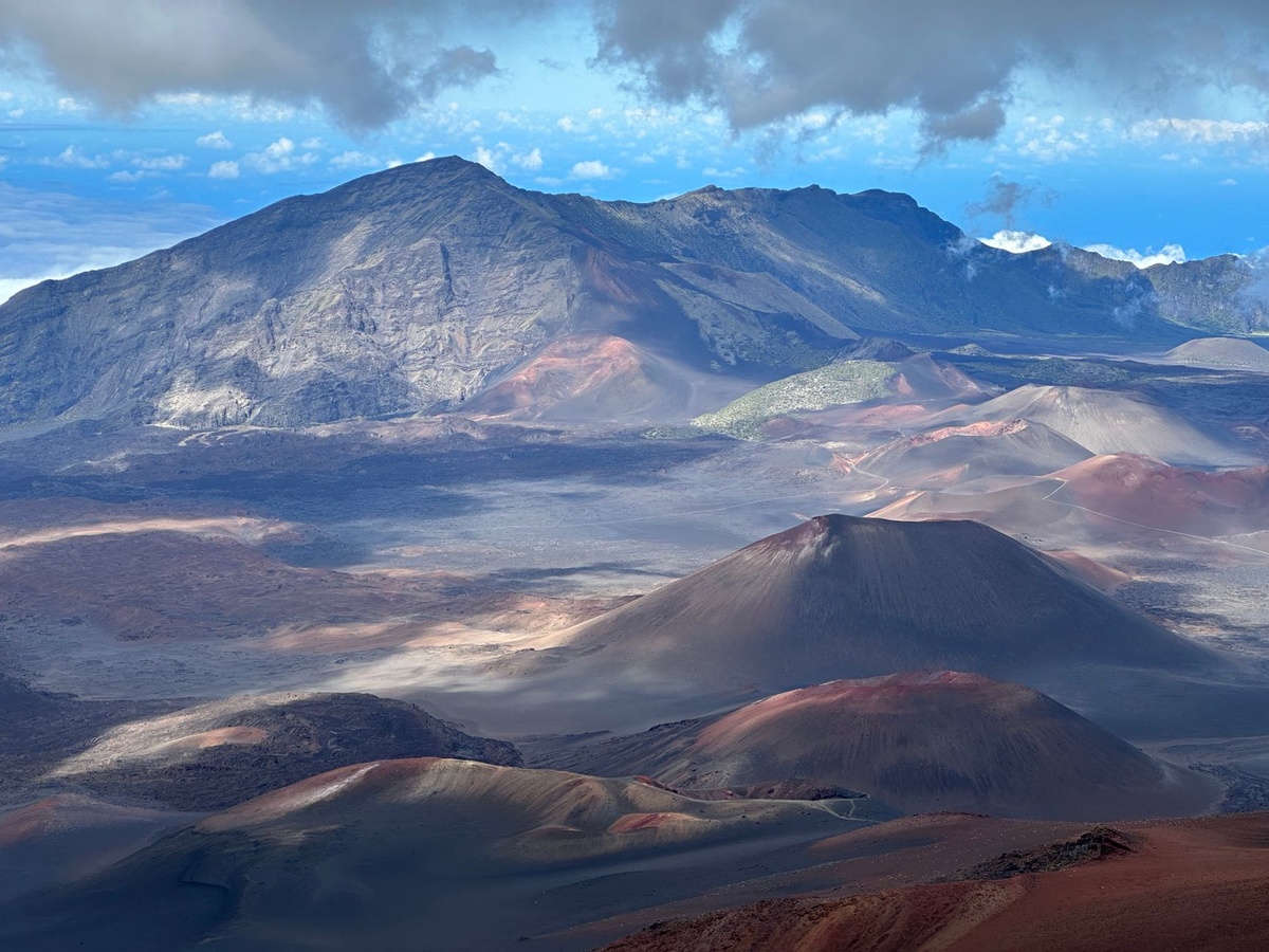 Etna vs Teide vs Vesuvius vs Haleakalā költségvetésű utazóknak korlátozott mobilitással: kabinvasúti és buszos hozzáférés a kráterzónákhoz, peremösvények felületei és meredekségei, magassági hatások 2500–3000 m-en, belépő- és szállítási árak, közeli szálláshelyek költségei, és melyik vulkán nyújt a legtöbbet 60 € alatt