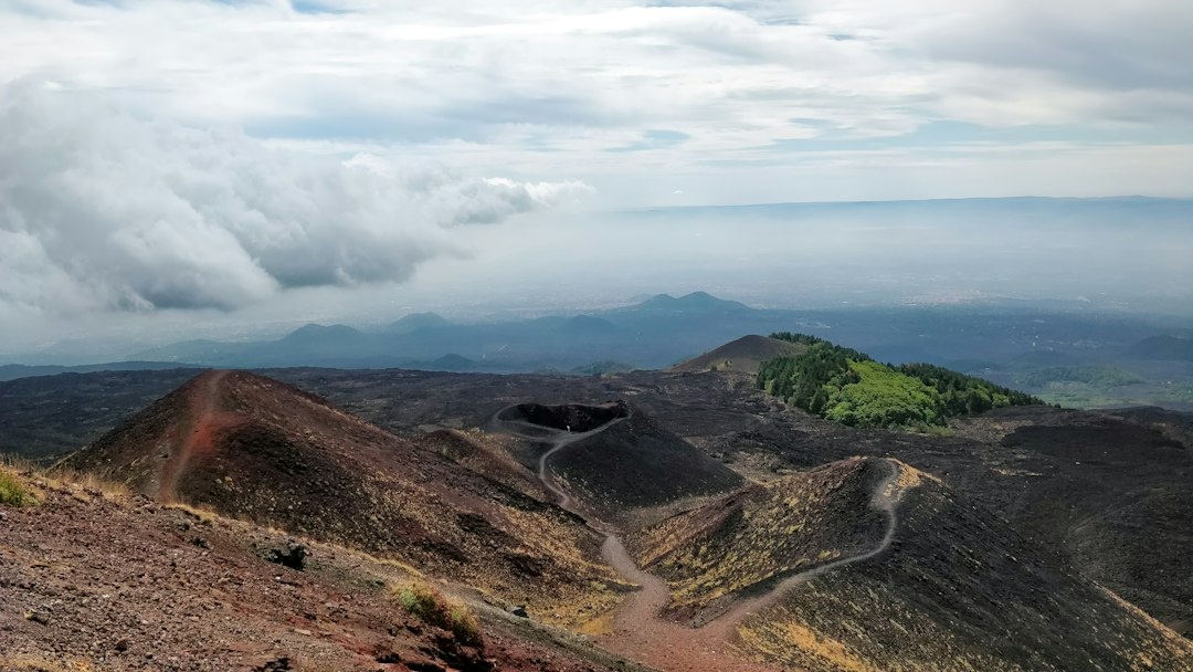 Etna vs Teide vs Vesuvius vs Haleakalā költségvetésű utazóknak korlátozott mobilitással: kabinvasúti és buszos hozzáférés a kráterzónákhoz, peremösvények felületei és meredekségei, magassági hatások 2500–3000 m-en, belépő- és szállítási árak, közeli szálláshelyek költségei, és melyik vulkán nyújt a legtöbbet 60 € alatt