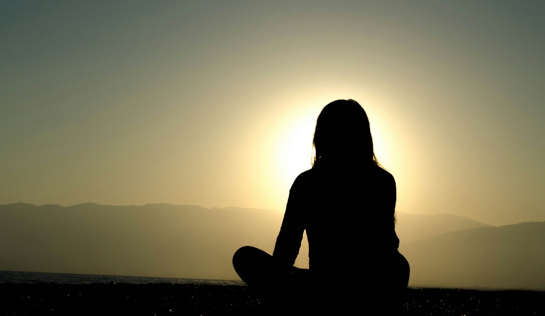 How to Book a First New-Moon Meditation Retreat in Sedona: A Step-by-Step Four-Night Noctourism Plan With Beginner Sessions, Dark-Sky Stargazing, Night-Hike Safety, October Temperatures, Retreat Prices, and What to Pack
