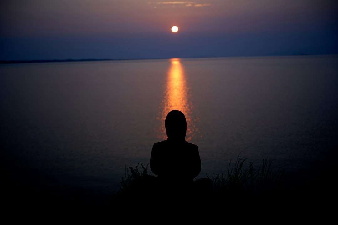 How to Book a First New-Moon Meditation Retreat in Sedona: A Step-by-Step Four-Night Noctourism Plan With Beginner Sessions, Dark-Sky Stargazing, Night-Hike Safety, October Temperatures, Retreat Prices, and What to Pack