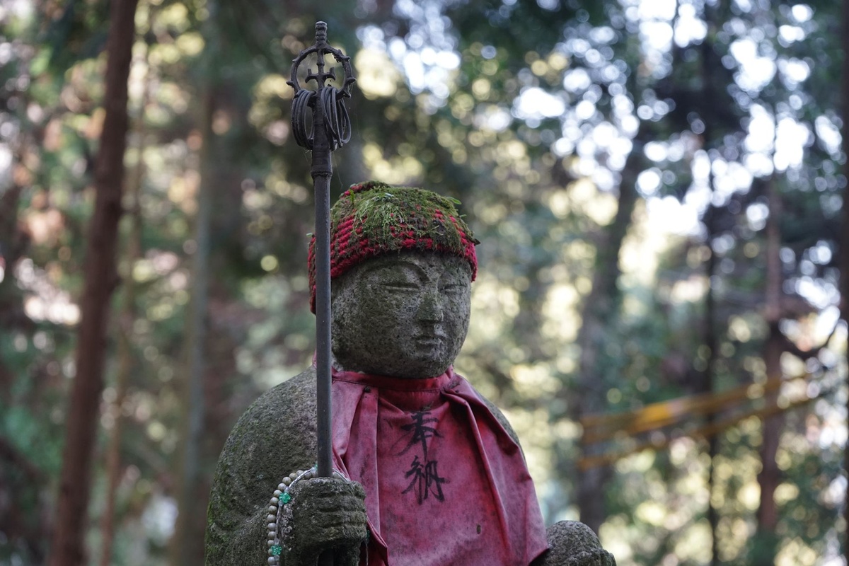 Wie du eine Shukubo-Tempelübernachtung in Koyasan im Oktober 2026 buchst und dich richtig verhältst: Eine Schritt-für-Schritt-Anleitung zur Shojin-Ryori-Esskultur, zu Essenszeiten und Schweigeregeln, zum morgendlichen Goma-Feuerritual, zu Gemeinschaftsbädern im Onsen-Stil, zu Nankai-Bahn- und Seilbahntickets ab Osaka, zu Tempelpreisen von ¥12.000 bis ¥35.000 und zum Protokoll für den nächtlichen Okunoin-Spaziergang