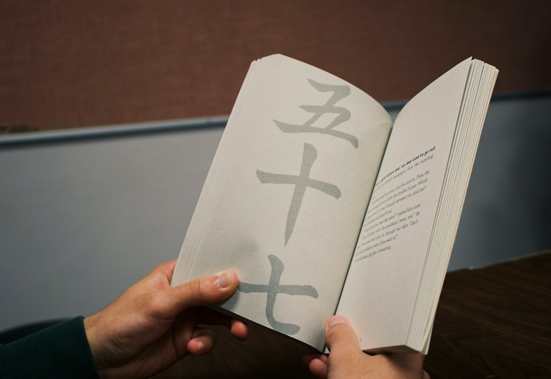Wie du eine Shukubo-Tempelübernachtung in Koyasan im Oktober 2026 buchst und dich richtig verhältst: Eine Schritt-für-Schritt-Anleitung zur Shojin-Ryori-Esskultur, zu Essenszeiten und Schweigeregeln, zum morgendlichen Goma-Feuerritual, zu Gemeinschaftsbädern im Onsen-Stil, zu Nankai-Bahn- und Seilbahntickets ab Osaka, zu Tempelpreisen von ¥12.000 bis ¥35.000 und zum Protokoll für den nächtlichen Okunoin-Spaziergang