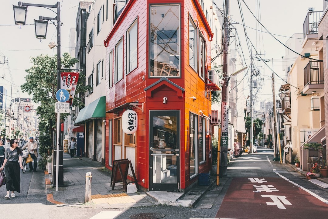 How to Choose Between Tokyo and Osaka for a Family Noctourism Trip: A Step-by-Step October Plan Comparing Shinjuku, Asakusa, Namba, and Tennoji Hotels, Night Attractions, Last Trains, and Child-Friendly Dining