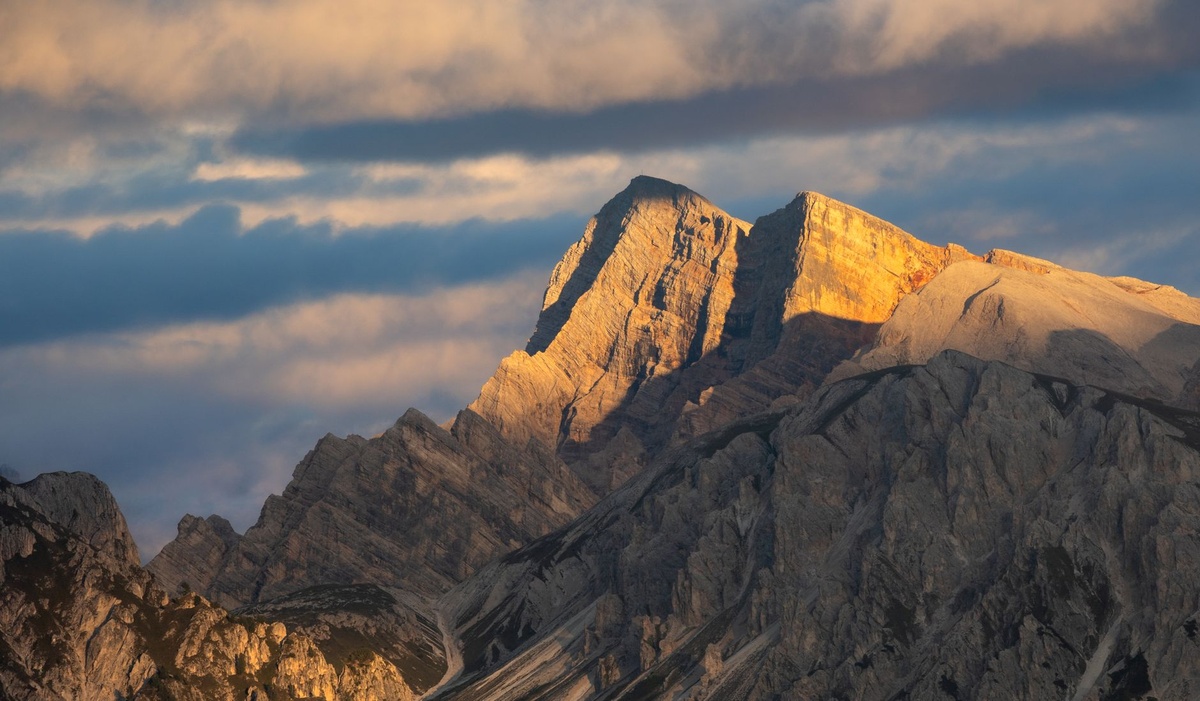 Come Fotografare da Solo l’Ora d’Oro nelle Dolomiti: un itinerario di ottobre passo dopo passo per Seceda, Alpe di Siusi, Passo Giau e Tre Cime con tempi di cammino, punti per il treppiede, orari delle funivie, piani meteo di riserva e sicurezza all’alba