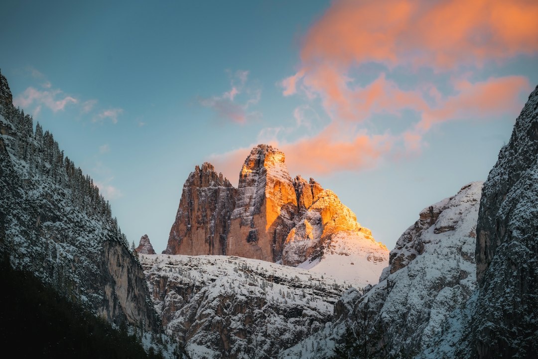 Come Fotografare da Solo l’Ora d’Oro nelle Dolomiti: un itinerario di ottobre passo dopo passo per Seceda, Alpe di Siusi, Passo Giau e Tre Cime con tempi di cammino, punti per il treppiede, orari delle funivie, piani meteo di riserva e sicurezza all’alba