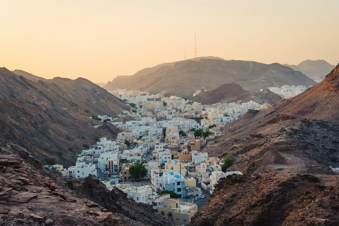 How to Plan an Eight-Night Oman Dark-Sky Road Trip in October 2026: A Step-by-Step Muscat–Jebel Shams–Wahiba Sands–Barr Al Hikman Route With Moon Phases, Wild-Camping Rules, Night-Hike Safety, 4x4 Fuel Stops, and Stargazing-Camp Prices