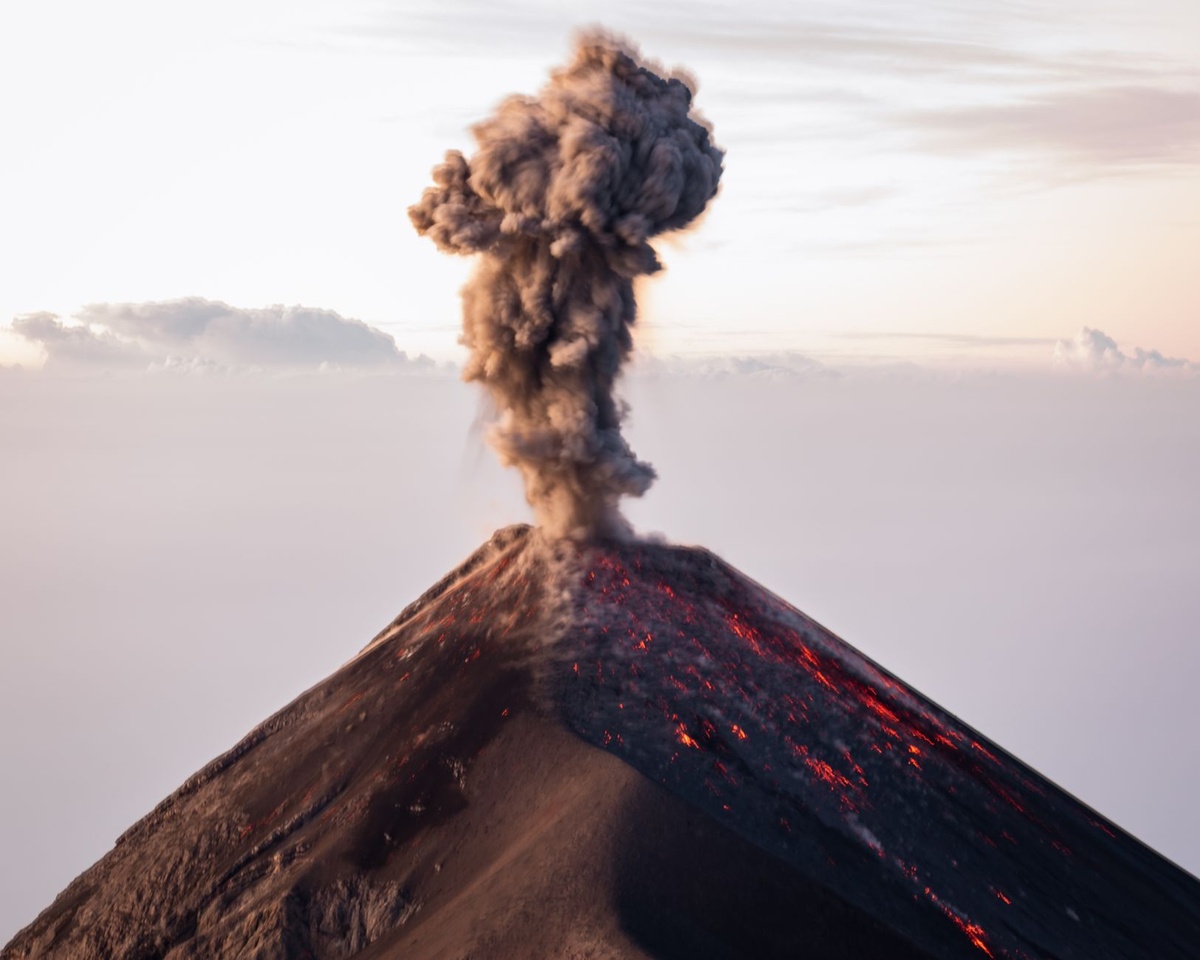 Como Fazer a Trilha do Acatenango e Ver o Fuego Entrar em Erupção em Outubro: Um Plano Noturno Passo a Passo com Janelas de Clima da Estação Chuvosa, 1.500 Metros de Ganho de Elevação, Escolha de Guia, Aluguel de Equipamentos, Segurança no Acampamento e Custos de 2026