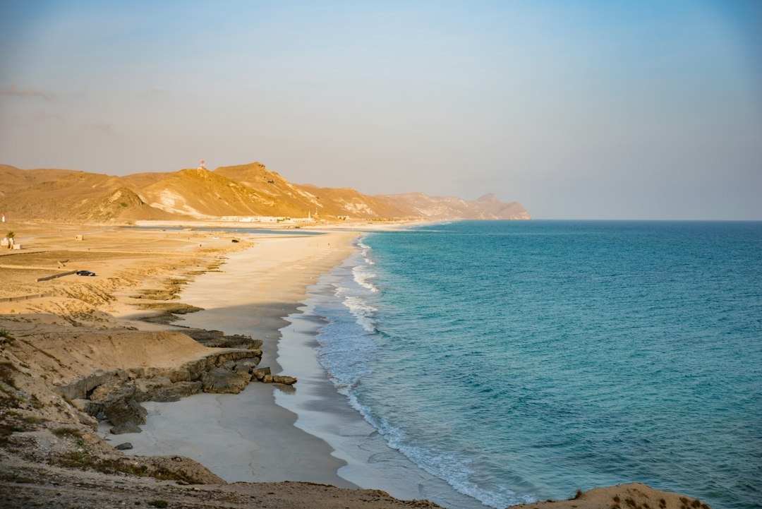 Ist der Oktober sicher für einen Oman-Abenteuer-Roadtrip? Ein datenbasierter Plan für Muscat–Jebel Akhdar–Wahiba Sands–Wadi Shab mit Temperatur-, Sturzflut-, Zyklon-, Tageslicht-, Sprit- und 4WD-Kostendaten