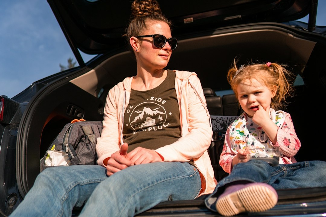 Is Van Life Doable as a Solo Parent With Two Kids? A Data-Driven First-Trip Guide to New England Foliage in October 2026 Comparing Outdoorsy vs RVshare Rentals With Child-Seat Anchors, Vermont and New Hampshire Campgrounds Still Open After Columbus Day, Safe Daily Driving Caps for a Single Driver, Cell Coverage by Route, Leaf-Peak Dates by Region, and a Seven-Night Budget Under $2,400