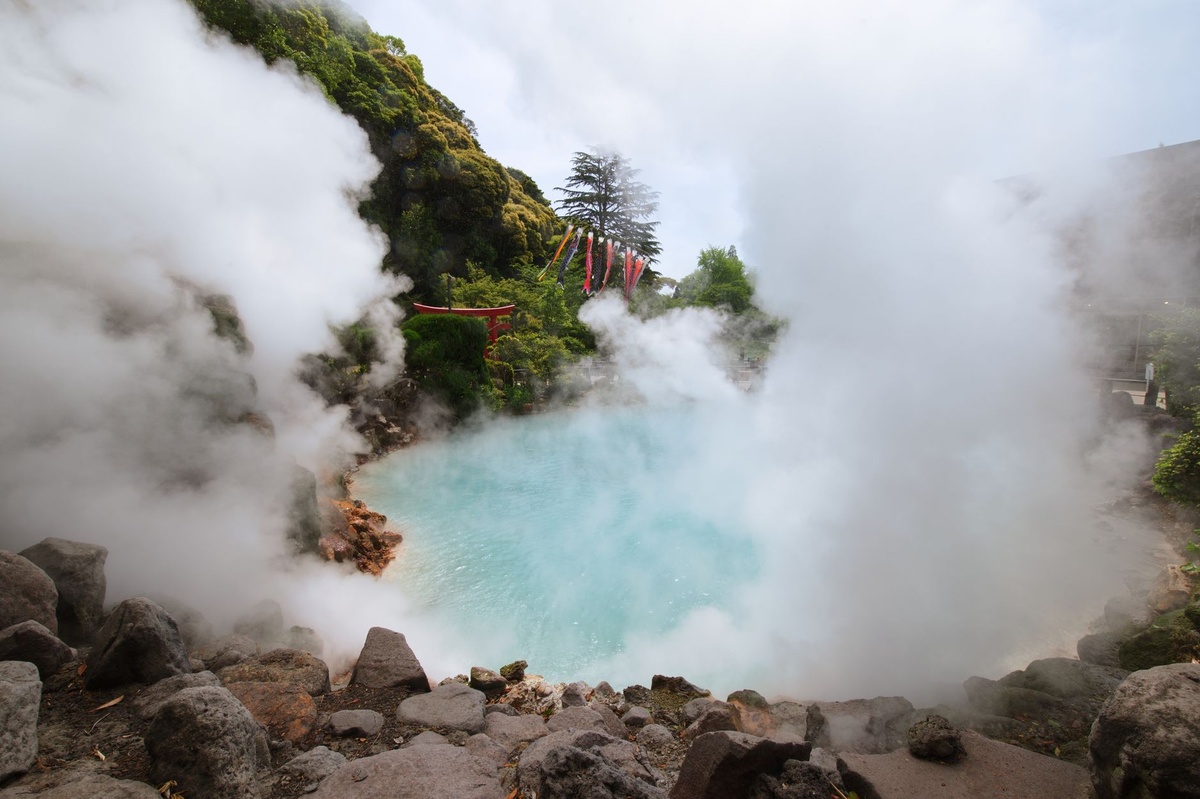 Kinosaki Onsen vs Sky Lagoon vs Polynesian Spa vs Banff Upper Hot Springs for Seniors After Dark: Comparing Accessibility, Closing Times, Water Temperatures, Lighting, Medical Cautions, Transport, and Evening Prices