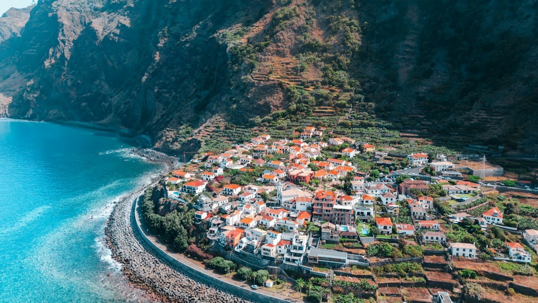 Madeira vs Sicily vs Costa del Sol für eine zweite Hochzeitsreise im Oktober nach 65: Fünf Jahre Wetter, Fünf-Sterne-Hotelpreise, Flugzeiten, Gehaufwand, Reiseversicherung und Luxuspakete unter 4.000 €