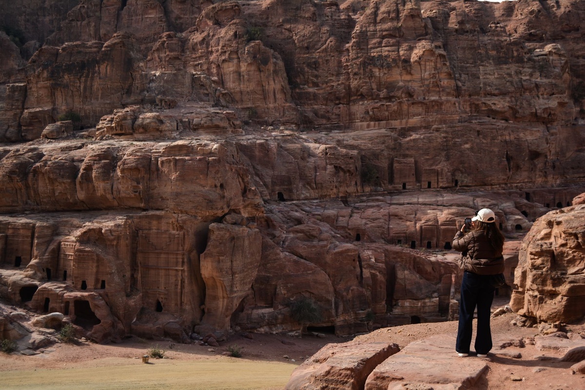 Oktober vs. November für eine Solo-Reise nach Petra und Wadi Rum: Eine datengestützte siebentägige Jordanien-Reiseroute mit 10 Jahren Daten zu Temperatur, Regen, Sturzfluten, Tageslicht, Andrang, Camp-Preisen und JETT-Busfahrten