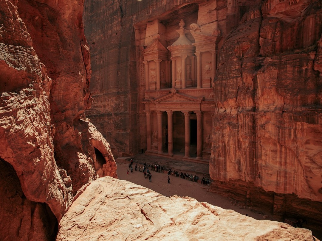 Oktober vs. November für eine Solo-Reise nach Petra und Wadi Rum: Eine datengestützte siebentägige Jordanien-Reiseroute mit 10 Jahren Daten zu Temperatur, Regen, Sturzfluten, Tageslicht, Andrang, Camp-Preisen und JETT-Busfahrten