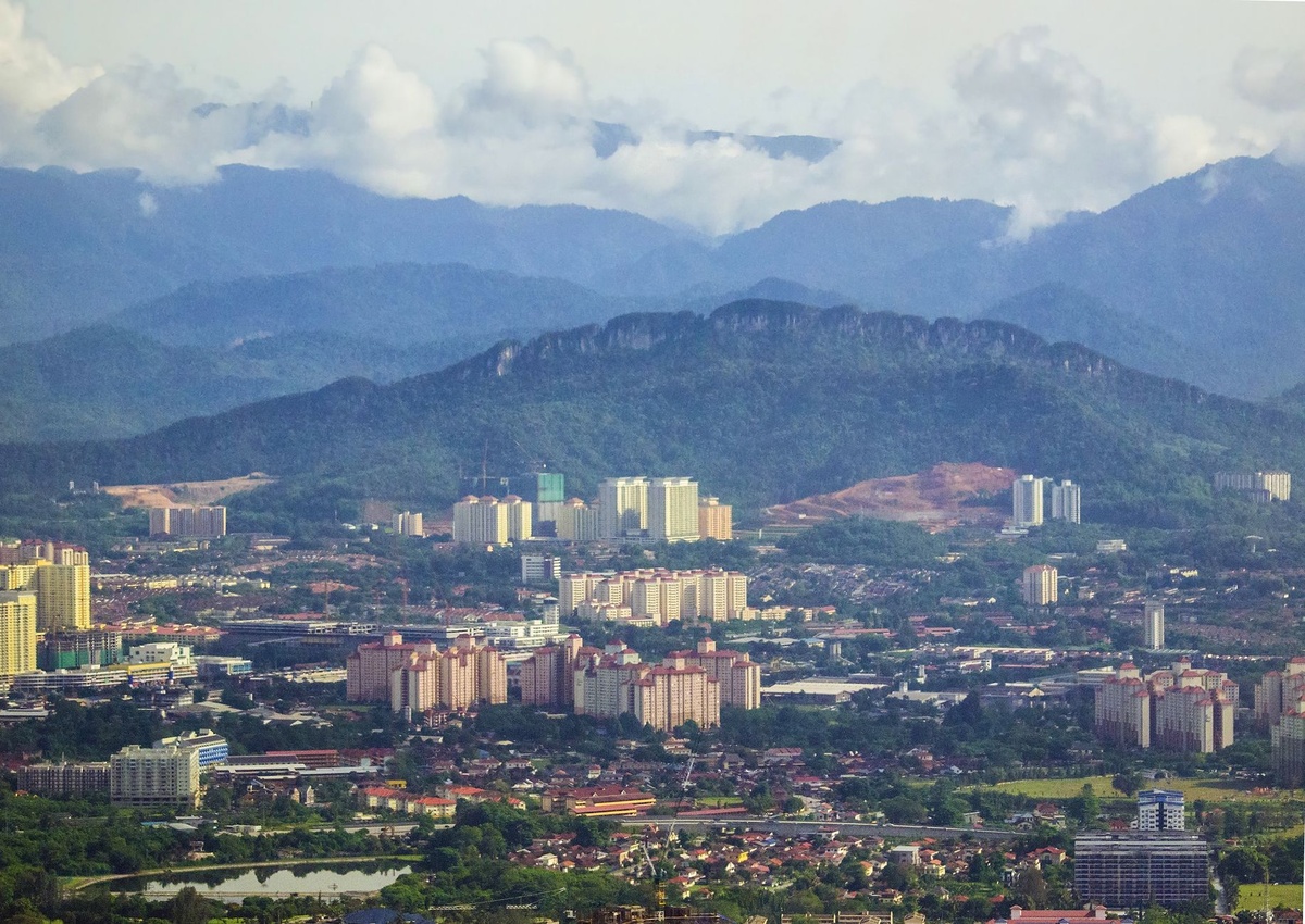 Penang vs Kuala Lumpur vs Kuching for a Sustainable Family Food Trip: Comparing Child-Friendly Hawker Centres, Vegetarian Dishes, Reusable-Container Rules, Food-Waste Programs, Transit Emissions, Hygiene, and Five-Day Costs