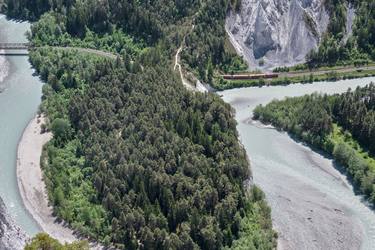 Rhine Gorge vs Semmering Railway vs Bohinj Line in October: Comparing Fall Foliage, Rainfall, Daylight, Reservation Rules, Hostel Access, and Scenic Train Costs for Budget Backpackers