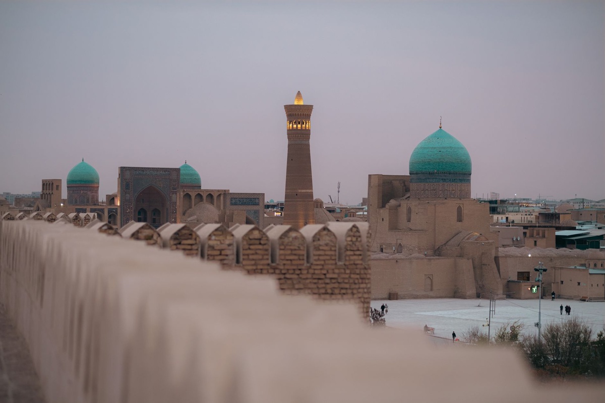 Samarkand vs Bukhara vs Khiva per il primo viaggio in Uzbekistan: confronto locale di guesthouse familiari, passeggiate nelle mahalla, mercati, ristoranti di plov, collegamenti ferroviari, folla di turisti e costi per tre notti