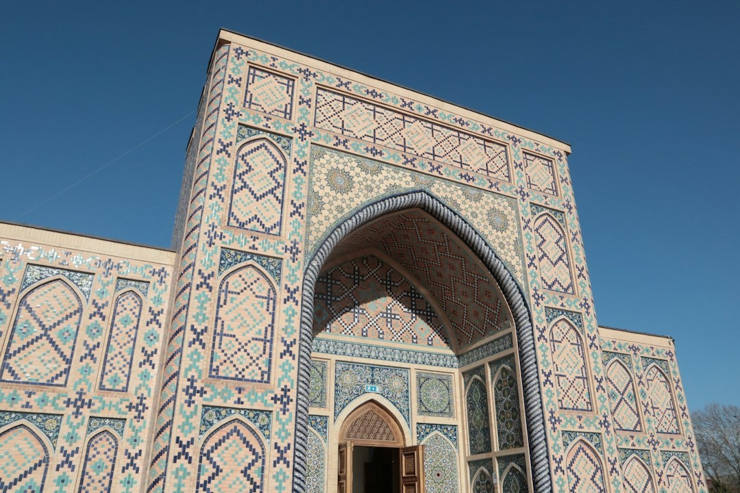 Samarkand vs Bukhara vs Khiva per il primo viaggio in Uzbekistan: confronto locale di guesthouse familiari, passeggiate nelle mahalla, mercati, ristoranti di plov, collegamenti ferroviari, folla di turisti e costi per tre notti