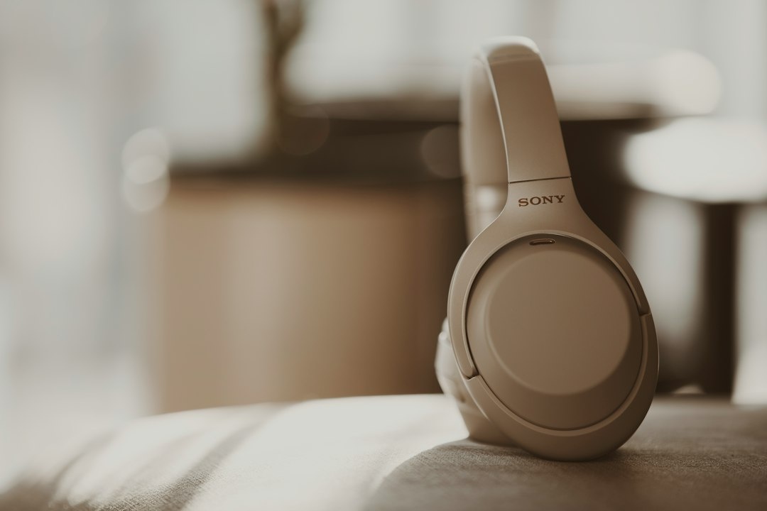 Os melhores fones com cancelamento de ruído da Sony estão quase US$ 100 mais baratos hoje, só hoje