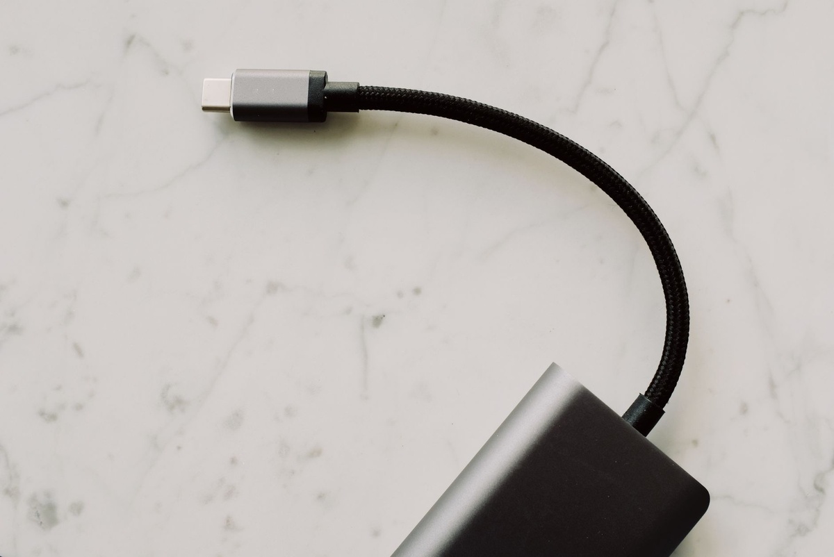Αυτό το έξυπνο καλώδιο USB-C γίνεται βάση για το κινητό σου [Συλλογή]
