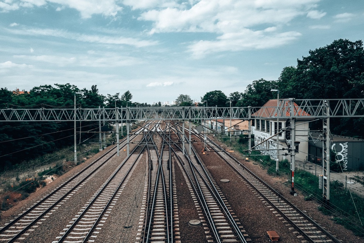 Which European Cross-Border Train Routes Are Most Reliable for Digital Nomads in October? A Data-Driven Ranking of 12 Connections by Five Years of Delays, Storm Disruptions, Wi-Fi, Power Outlets, and Flexible-Fare Costs