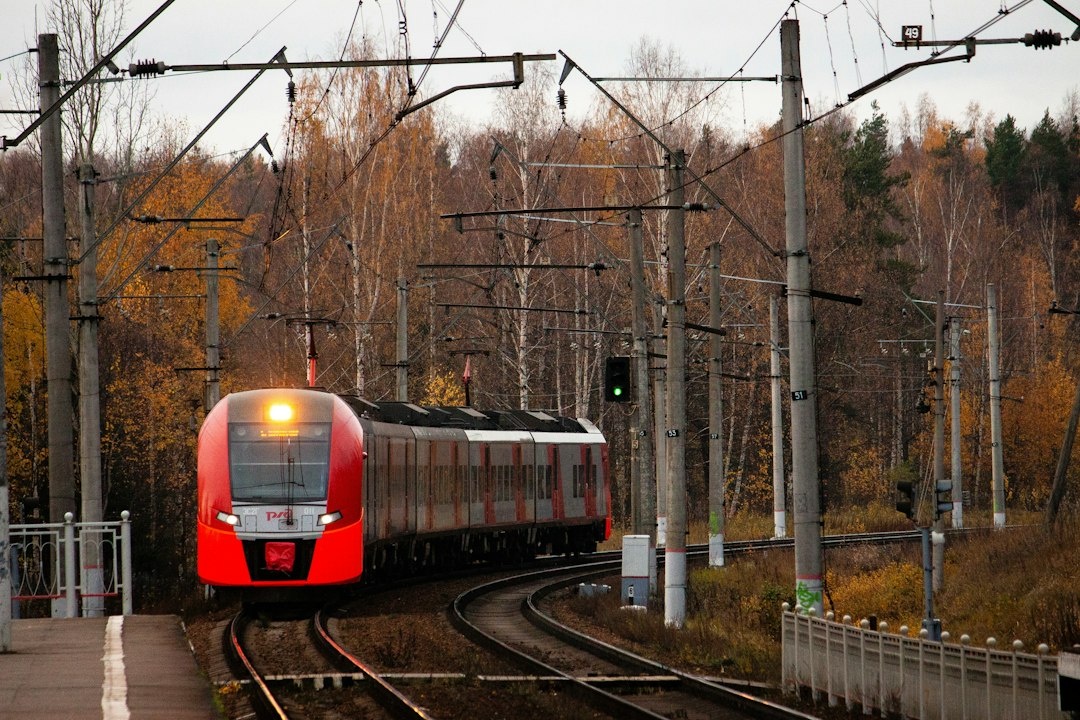 Which European Cross-Border Train Routes Are Most Reliable for Digital Nomads in October? A Data-Driven Ranking of 12 Connections by Five Years of Delays, Storm Disruptions, Wi-Fi, Power Outlets, and Flexible-Fare Costs