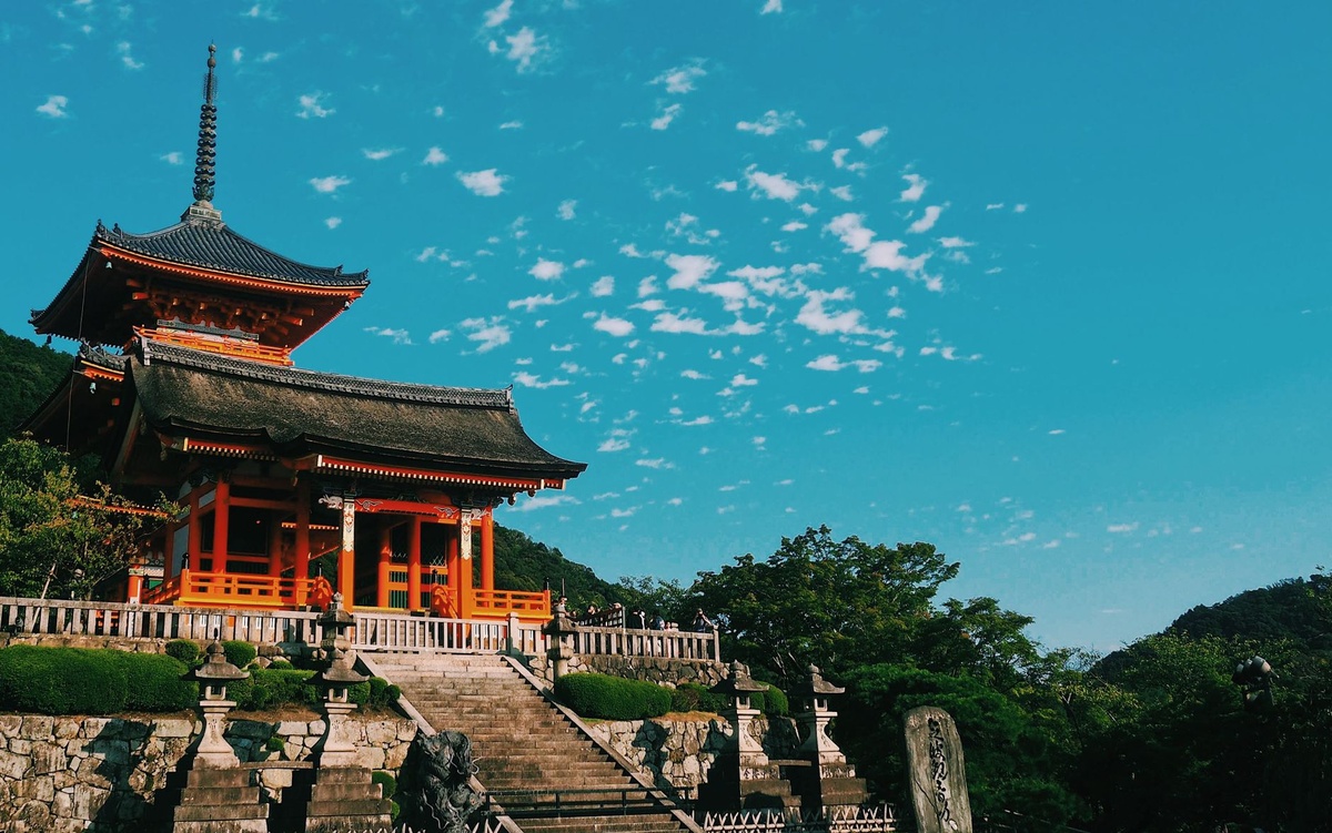 Quels temples de Kyoto offrent les visites d’automne les moins impactantes ? Un classement fondé sur les données de 15 sites de feuillage selon les émissions des transports publics, la densité de foule, les politiques de déchets, la distance à pied, les frais d’entrée et les règles d’accès d’octobre 2026