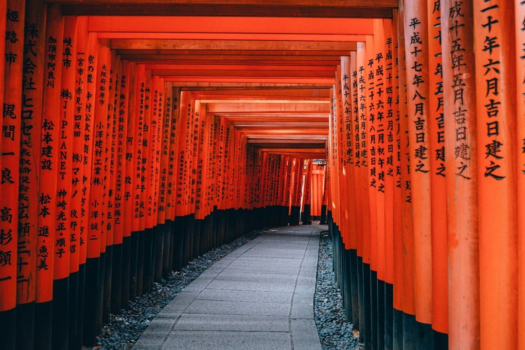 Quels temples de Kyoto offrent les visites d’automne les moins impactantes ? Un classement fondé sur les données de 15 sites de feuillage selon les émissions des transports publics, la densité de foule, les politiques de déchets, la distance à pied, les frais d’entrée et les règles d’accès d’octobre 2026