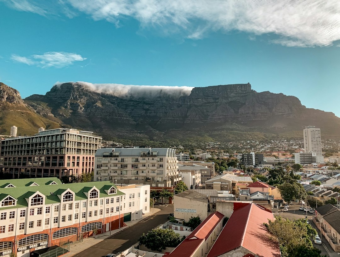 Ekimde Cape Town'dan Solo Dijital Göçebeler İçin Hangi Hafta Sonu Gezileri En Güvenli? Hermanus, Stellenbosch, Paternoster ve Cederberg'in Uber ve Intercape erişimi, gece yürüyüş güvenliği, pansiyon Wi-Fi hızları, elektrik kesintisi yedeği, balina sezonu kalabalıkları ve 3.500 R altı iki gecelik maliyetlerinin karşılaştırılması